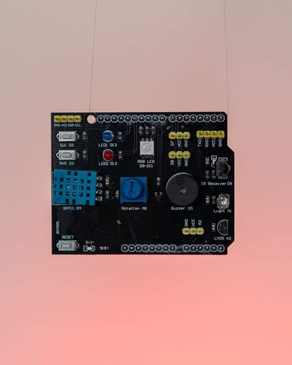 Vše v jednom. A všechno hned po ruce. Multifunkční shield pro Arduino = ideální start do světa...