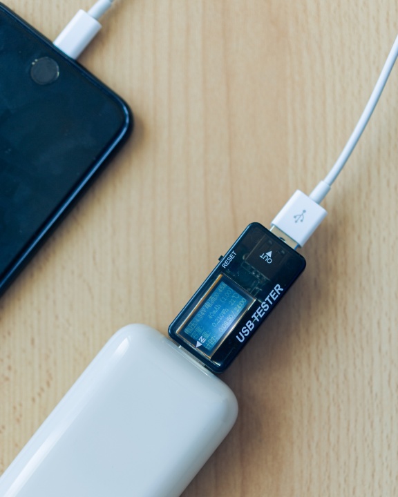Měj přehled. Každej mA se počítá. USB tester J7-T ukáže napětí, proud, spotřebu i stav powerbanky...