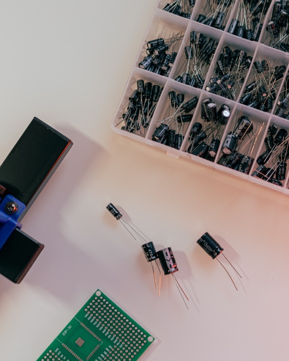 Když potřebuješ udržet napětí. A nebo ho trochu zjemnit. Tahle sada elektrolytických kondenzátorů...