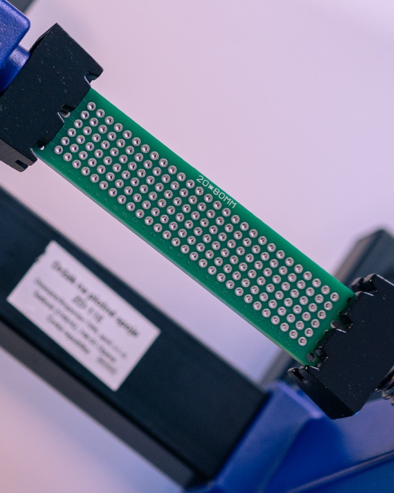 Když potřebuješ úzkej modul. A přesnej layout. Tahleta univerzální PCB deska o velikosti 20 × 80 mm...