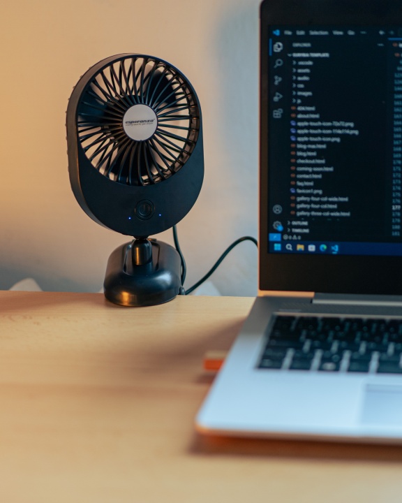 Když se počítač (nebo ty) začíná přehřívat… Malý, ale výkonný USB ventilátor s klipem přinese svěží...