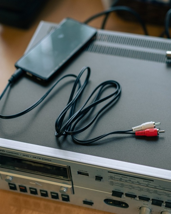 Retro zvuk. Moderní připojení. Dostaň hudbu z telefonu, notebooku nebo Raspberry Pi do starý věže,...