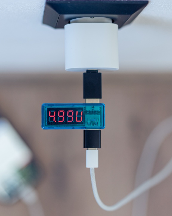 Kolik voltů ti teče do telefonu? Zkontroluj to. USB tester ESES UI ukáže, jak na tom skutečně je...